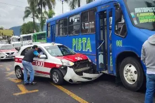Chocan urbano y taxi en pleno centro de Orizaba