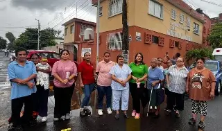 Reportan poste de CFE dañado frente a una escuela en Veracruz 