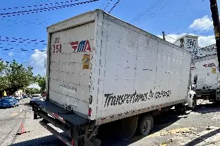 Imagen Precaución, camión cae a socavón en el centro de Veracruz 