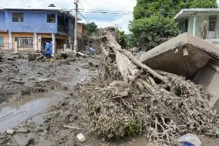 Imagen Entre lodo y solidaridad; así se levantan vecinos tras histórica inundación en Poza Rica, Veracruz