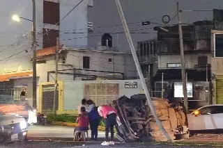 Se registra aparatosa volcadura en avenida de Veracruz