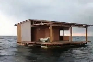 Imagen Arrastrado por la corriente, llega restaurante flotante a Alvarado (+Video)