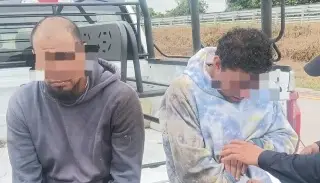 Asaltan a operadores de tráiler en autopista de Veracruz; los dejan amarrados 