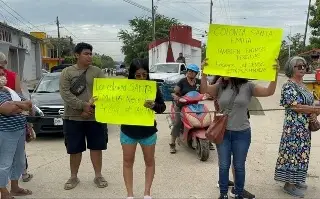 Imagen Bloquean bulevar en Poza Rica; exigen censo de Bienestar
