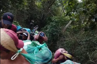 Imagen A pie y entre la maleza, así llevan víveres a comunidades afectadas en Ilamatlán (VIDEO)
