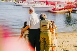 Imagen ¿Por qué los abuelos se han metido más a la crianza de las nuevas generaciones?