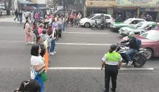 Madres de estudiantes cierran bulevar Xalapa - Banderilla; a esto se debe 
