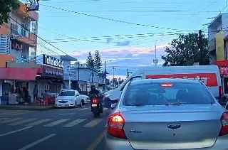Imagen Captan con 'dashcam' choque entre moto y camioneta de paquetería en Boca del Río
