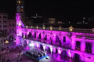 Imagen Iluminan de rosa palacio municipal de Veracruz