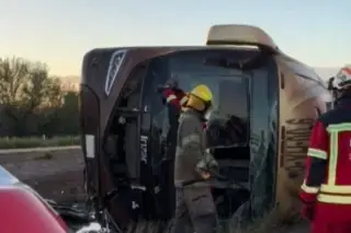 Imagen Mueren 6 personas y más de  15 lesionadas en volcadura de autobús la mañana de este viernes