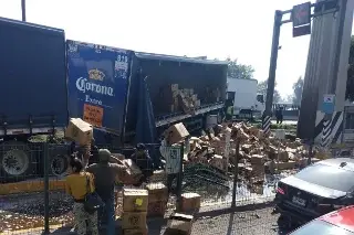 Rapiña de cerveza tras accidente de tráiler y en viernes, causa cierres y largas filas (+Video) 