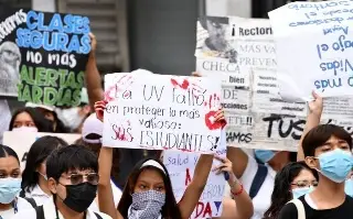 Imagen Estudiantes de la UV protestan en Xalapa tras inundación al norte de Veracruz