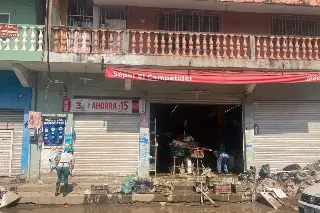 Comerciantes continúan limpieza de sus locales en Poza Rica; lo perdieron todo