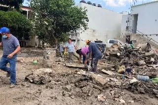 Imagen Entre el lodo e impotencia, pobladores en Poza Rica limpian viviendas tras inundación 