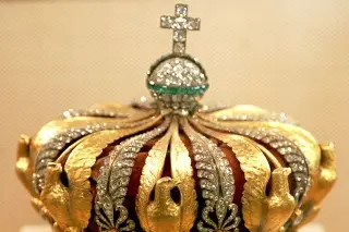 Ladrones dejaron caer una joya durante su huida, tras robo en el Louvre