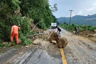 Restablecen comunicación terrestre en 8 municipios afectados por las lluvias en Veracruz