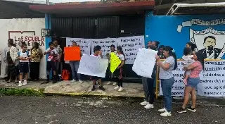 Imagen Padres de familia toman la escuela Francisco I Madero en Boca del Río 