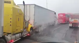 Imagen Carambola de cuatro unidades de carga y transporte en las cumbres de Maltrata