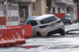 Imagen Auto cae en zona de obras en Boca del Río