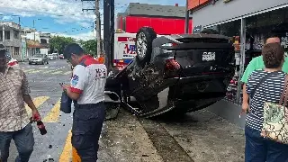 Imagen Aparatoso choque: Vuelca, casi se mete al super y queda llantas arriba, en Veracruz