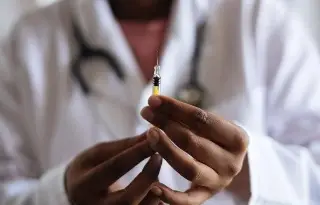 Imagen ¿Causa alergia ponerse 3 vacunas a la vez como Influenza, COVID y Neumococo? 