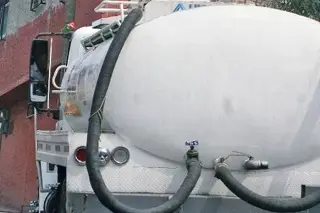 Cobran hasta 3 mil pesos por una pipa de agua en Poza Rica, denuncian habitantes