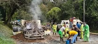 Imagen Arde camioneta en carretera de Veracruz 