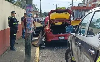 Imagen Sujetos rompen cristales e incendian carro frente a escuela de Córdoba, Veracruz 