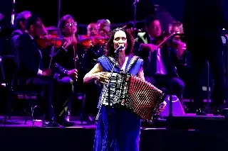 Julieta Venegas brilla entre sinfonías en el Festival Cervantino
