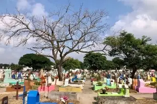 Imagen A esta hora habrá misa y champurrado por Día de Muertos en el cementerio de Veracruz