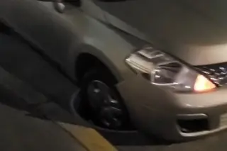 Imagen Cae otro auto a registro sin tapa en Veracruz