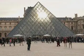 Imagen Detienen a sospechosos de robo de joyas en museo Louvre de Francia 