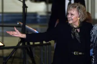Muere June Lockhart a los 100 años; fue actriz de la serie 'Perdidos en el espacio'