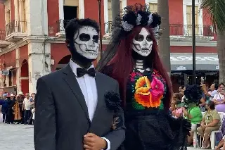 Imagen Tradición y moda, pasarela de catrinas cautiva Centro Histórico de Veracruz