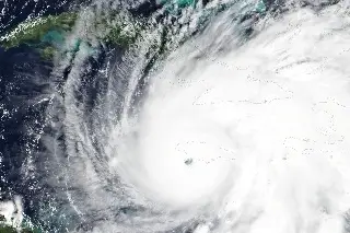 Melissa se debilita tras azotar Jamaica y sigue con rumbo a Cuba