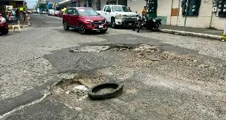 Imagen Se quejan por mega baches en la zona de mercados en Veracruz 