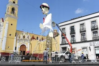 Imagen Retiran catrina de Plaza Lerdo por fuertes vientos del norte en Xalapa