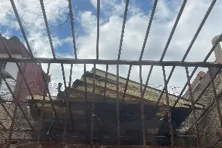 Imagen Vuelan láminas y caen árboles por fuerte viento del norte en Veracruz 