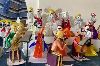 Imagen Con papel y engrudo, Milburgo Treviño crea figura de Agustín Lara tocando piano y coro monumental