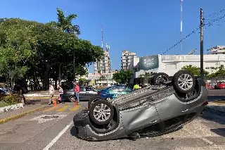 Imagen Queda llantas arriba en pleno centro de Veracruz 