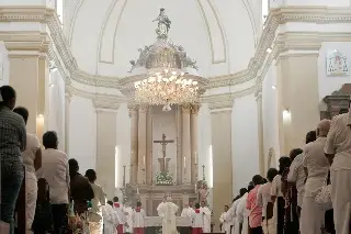 Imagen Instalan urna en la Catedral de Veracruz para colocar nombres de los fieles difuntos 