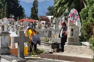 Miles visitan los panteones de la región de las Altas Montañas para honrar a sus fieles difuntos