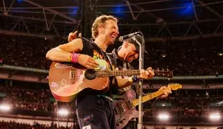 Imagen Anitta y Chris Martin alzan sus voces durante festival; esto piden 