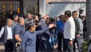 'Fuera, fuera'; Así corrieron a gobernador de Michoacán de funeral de Carlos Manzo (Video)