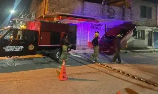 Imagen Auto termina incrustado en fachada de una casa en Ciudad Mendoza, Veracruz