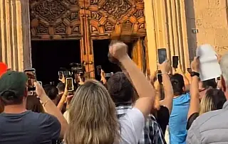 Imagen Por asesinato de Carlos Manzo, manifestantes irrumpen en palacio de Gobierno de Michoacán