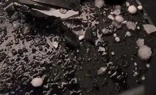 Imagen Fuerte tormenta con enorme granizo les dañó casas y autos (+Video)