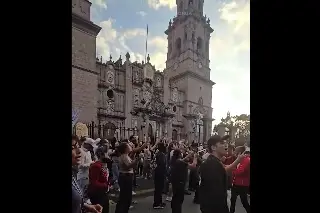 Imagen Cantan 'Gimme The Power' de Molotov frente a palacio de gobierno en Michoacán (+Video)