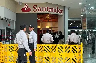 Imagen Fuerte operativo por hombre encerrado dentro de banco en Plaza Américas 
