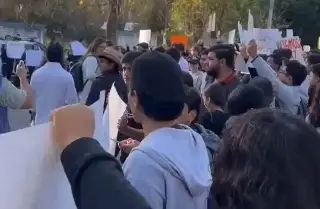 Jóvenes marchan en calles de Uruapan, Michoacán, para exigir justicia tras muerte de Carlos Manzo